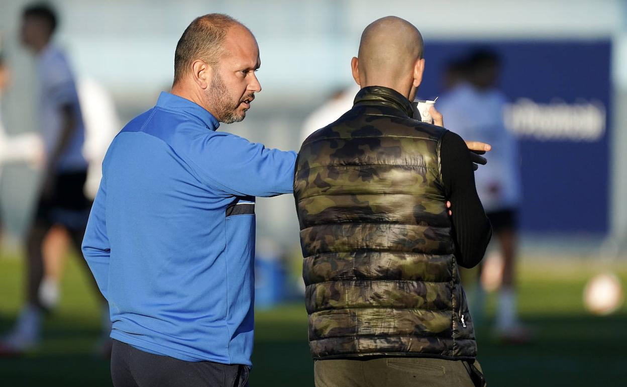 José Alberto dialoga con Manolo Gaspar en el entrenamiento de este lunes. 