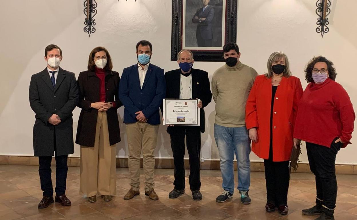 Lasanta, en el centro, con el presidente de la Federación y representantes políticos. 