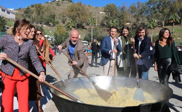 Las autoridades moviendo las migas en una imagen de 2019. 