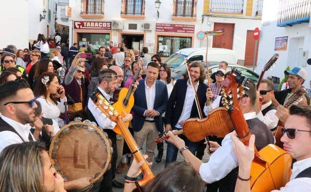 Panda verdiales amenizando las calles.