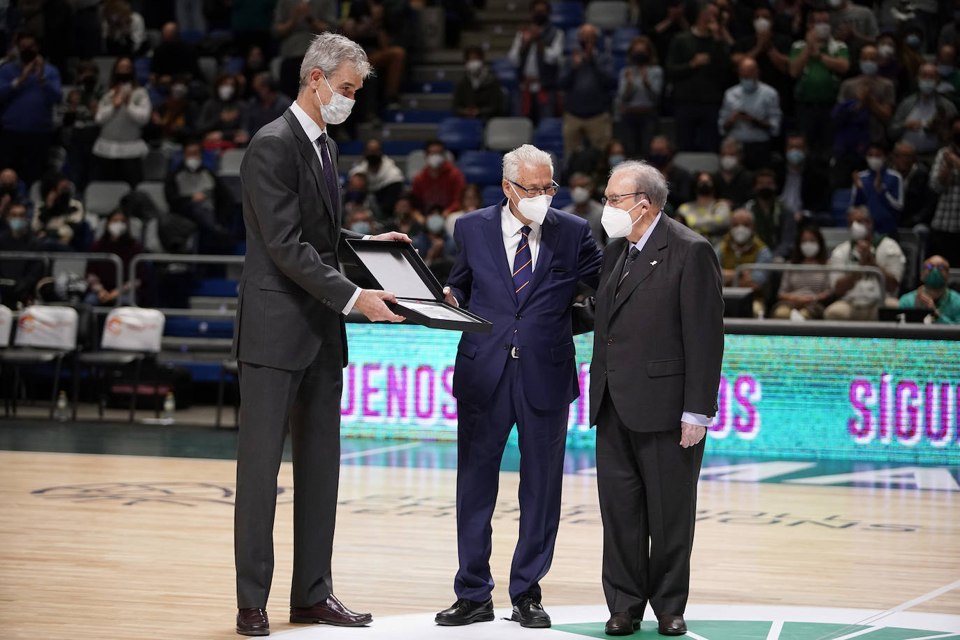 Alfonso Queipo de Llano fue homenajeado en el descanso del encuentro