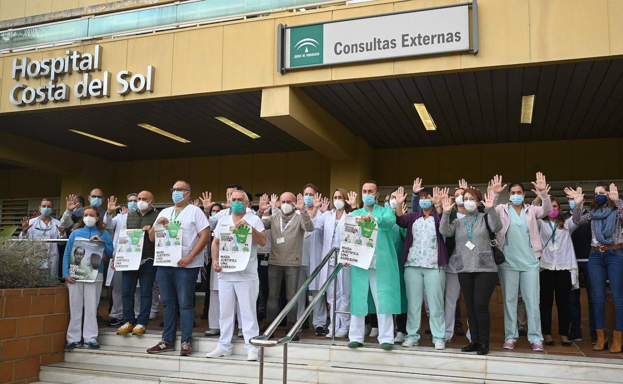 Enfermeras del Costa del Sol se han manifestado en señal de condena a la agresión sufrida por dos compañeras. 