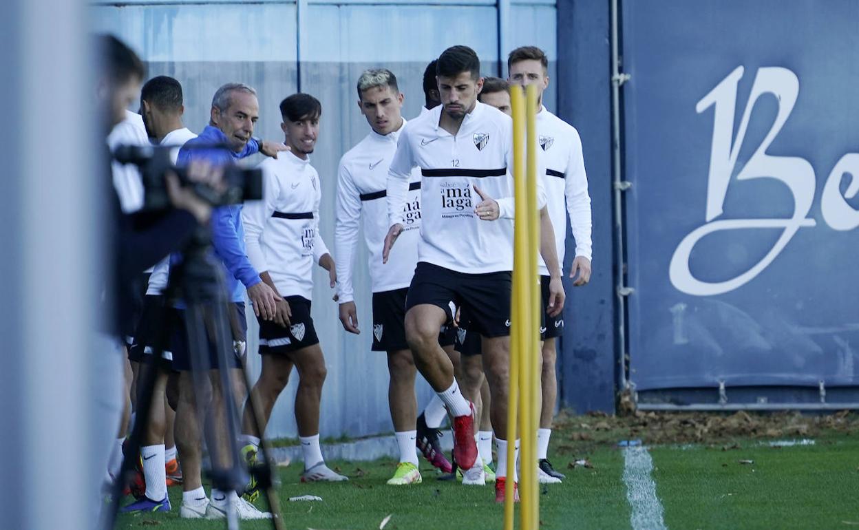 Un entrenamiento reciente del Málaga en el Anexo, con Chavarría ejercitándose en primer plano. 