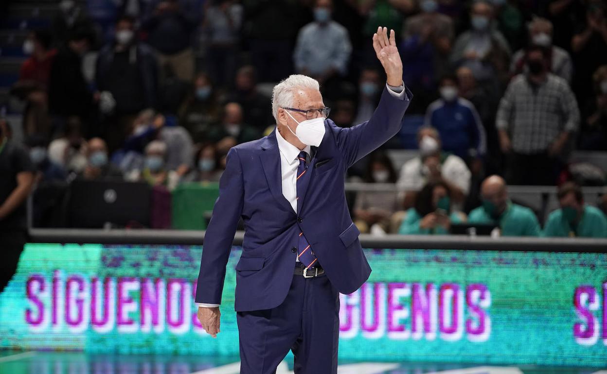 Alfonso Queipo de Llano agradece los aplausos durante el homenaje a pie de pista. 