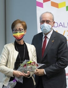 Imagen secundaria 2 - En la primera imagen: María Dolores Fernández, Ángel Mora, Ruth Sarabia, Carlos Bautista, Ana Matas, Antonio Ferre, Toñi Ledesma, Jessica Montoya, María Jesús Fernández y Carlos Sánchez. En la segunda: Eva Villegas, de 'Los Reporteros' de RTVA, junto a Ángel Cañizares. En la tercera imagen: La vicerrectora de la Igualdad de la UMA, Isabel Jiménez y el alcalde de Málaga, Francisco de la Torre. 