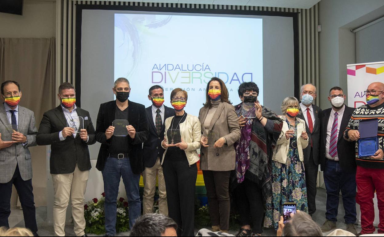 Una foto de familia de los premiados junto a algunas de las autoridades presentes.