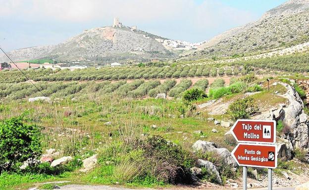 Desde la entrada al Tajo del Molino se tiene esta perspectiva de Teba y su castillo. 