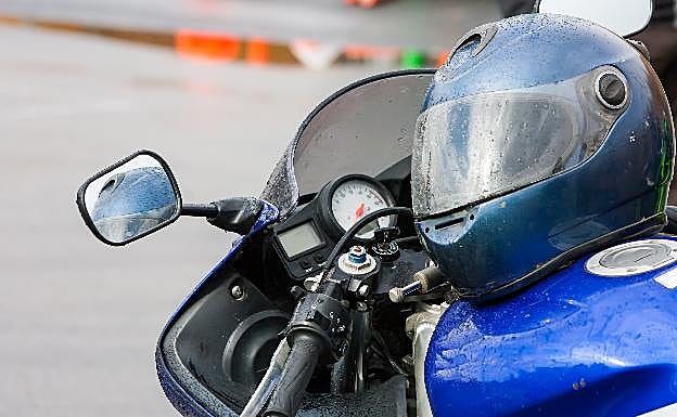 ¿Puedo llevar intercomunicadores cuando viajo en moto?