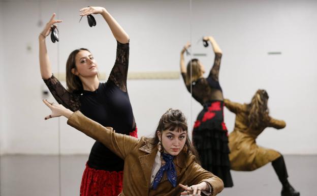 Carlota Gutiérrez (danza española) y Belén Bouzas (contemporánea), en una de las aulas del conservatorio Pepa Flores. 