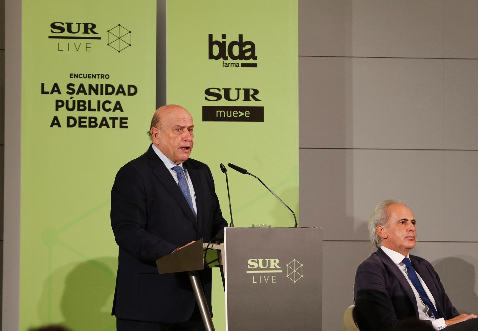 El consejero de Salud y Familias de la Junta de Andalucía, Jesús Aguirre participa en un debate sobre la sanidad pública organizado por Bidafarma y SUR. La cita también ha contado con el consejero de Sanidad de la Comunidad de Madrid, Enrique Ruiz Escudero.