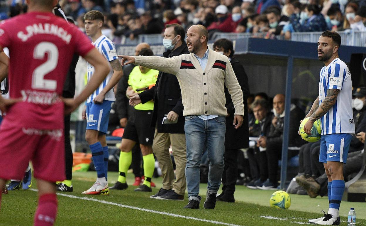 José Alberto López, entrenador del Málaga, da instrucciones desde el área técnica de La Rosaleda durante el partido contra el Leganés.