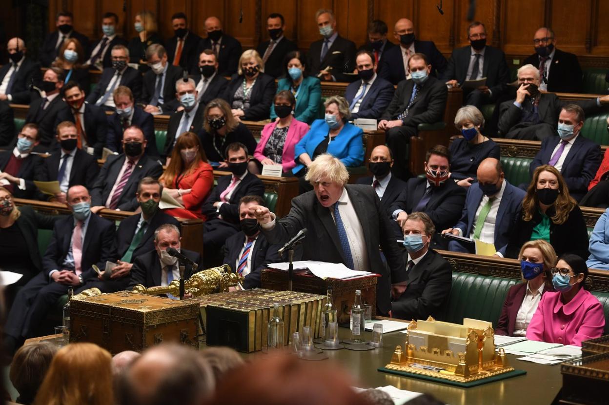 Boris Johnson se dirige enfáticamente a sus detractores en la sesión del Parlamento del pasado jueves. e. p.