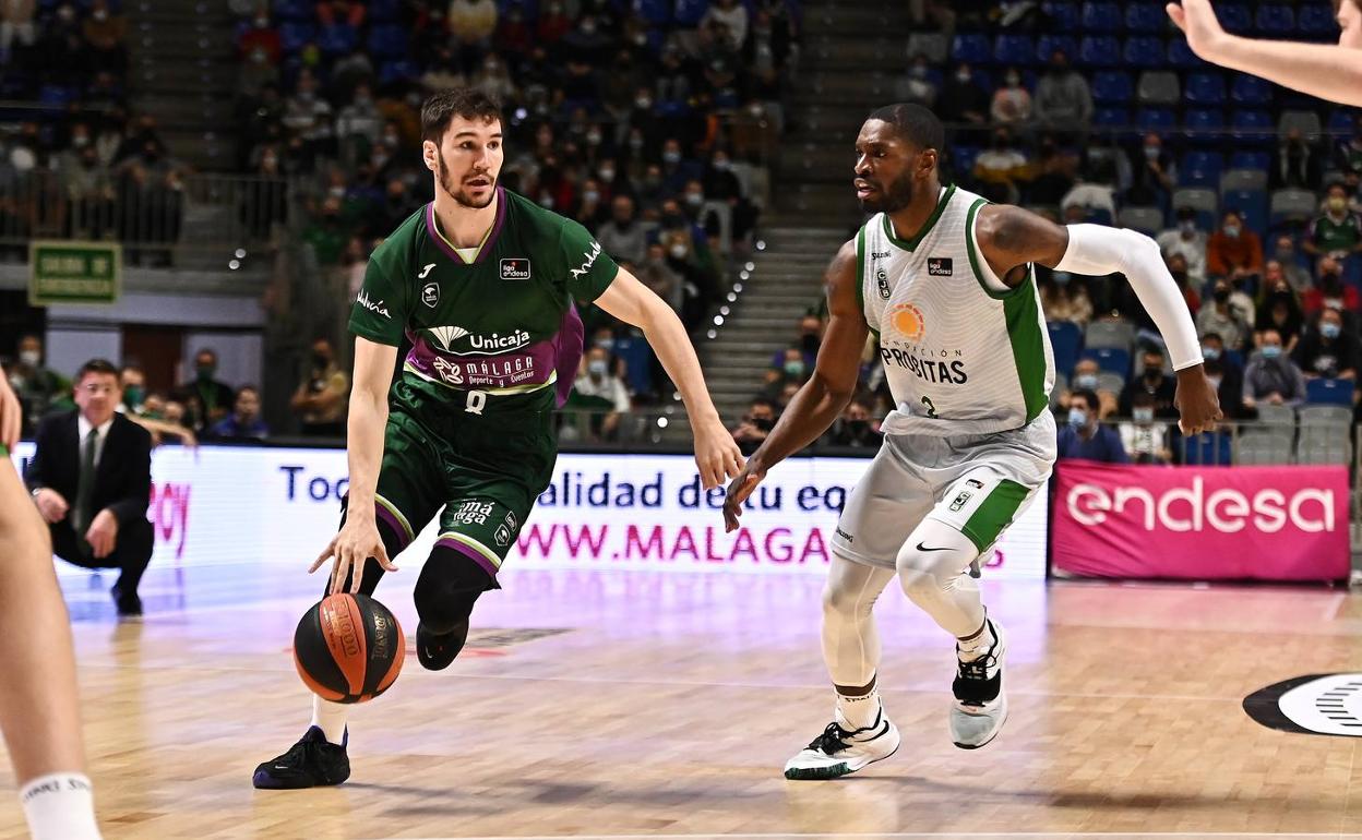 Darío Brizuela penetra a canasta durante el partido ante el Joventut. 