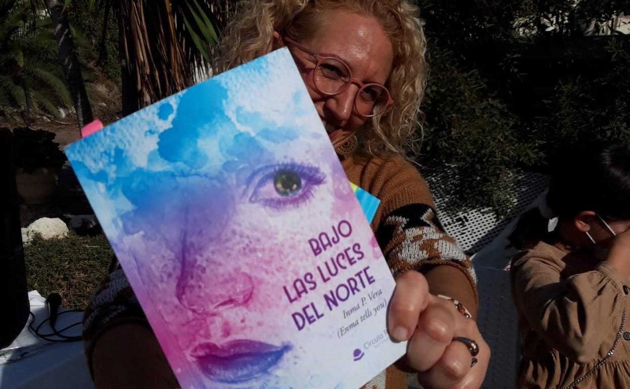 Inma P. Vera, con un ejemplar de su novela, en los Baños del Carmen. 