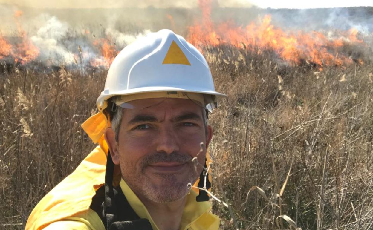 Adriano Vázquez, al frente del equipo del Infoca que combatió el incendio de Sierra Bermeja