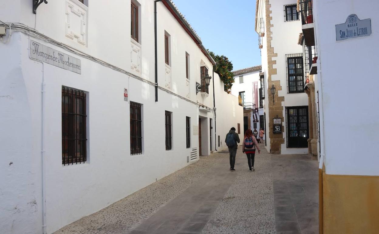 Una calle del núcleo del conjunto histórico. 