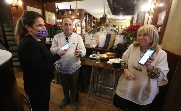 Imagen principal - Imágenes de bares y restaurantes en la capital, en el primer día en el que entra en vigor el pasaporte Covid en Andalucía. 