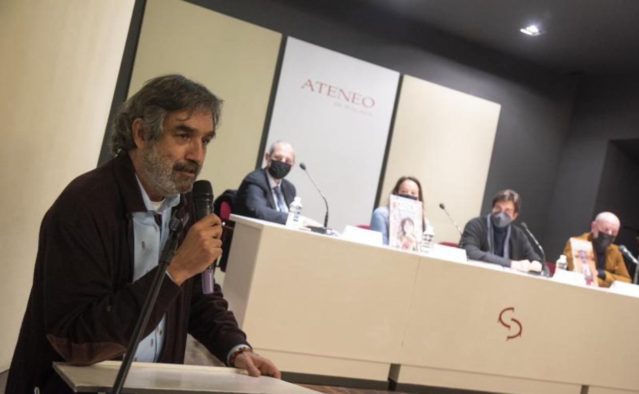 Ángel Idígoras, durante la presentación del libro de cuentos en el Ateneo de Málaga. 