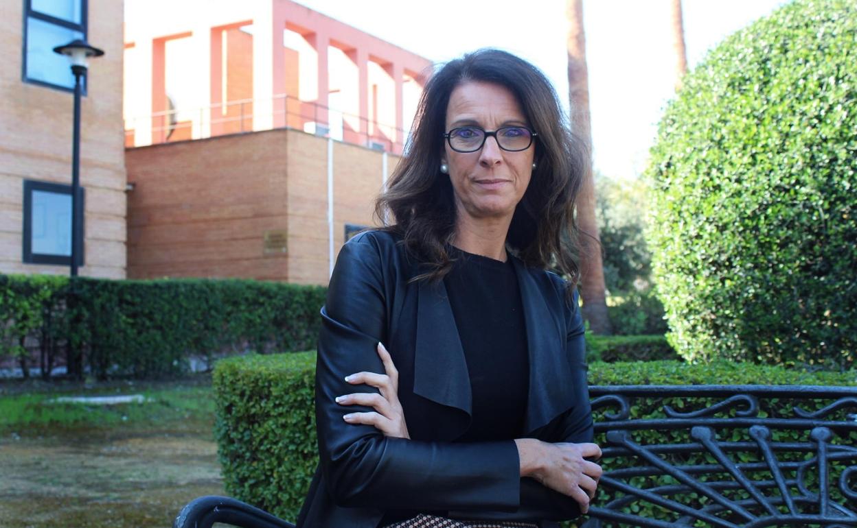 Mariela Checa posa en la entrada de la Facultad de Psicología. 