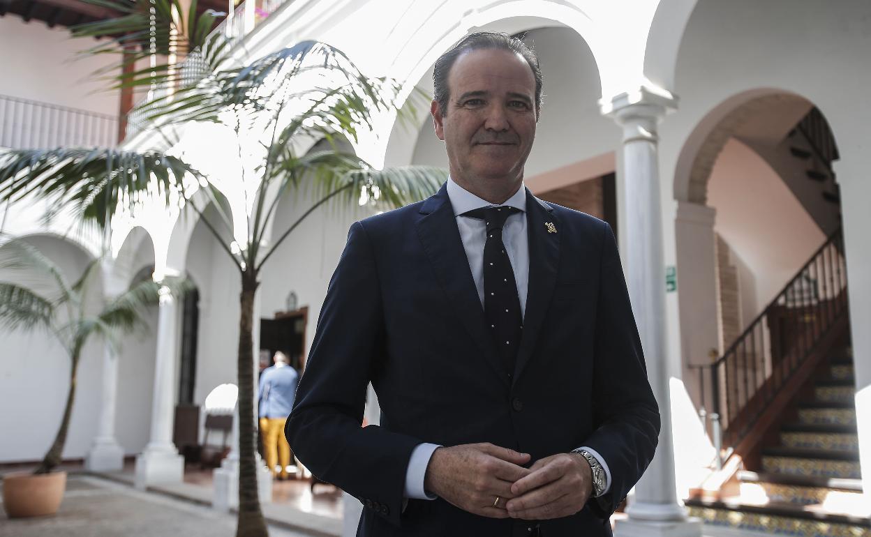 Atencia, en el patio de la sede de la Agrupación de Cofradías de Semana Santa.