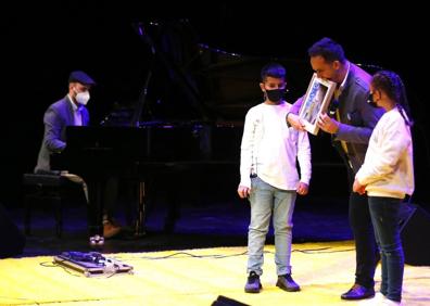 Imagen secundaria 1 - Roko, con dos de los pequeños de la Fundación Olivares. Tomas García y niños de la asociación Altamar. Salva Reina, durante su monólogo. 