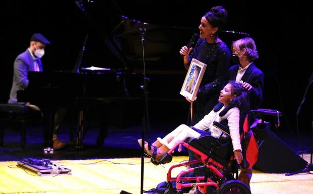 Imagen principal - Roko, con dos de los pequeños de la Fundación Olivares. Tomas García y niños de la asociación Altamar. Salva Reina, durante su monólogo. 