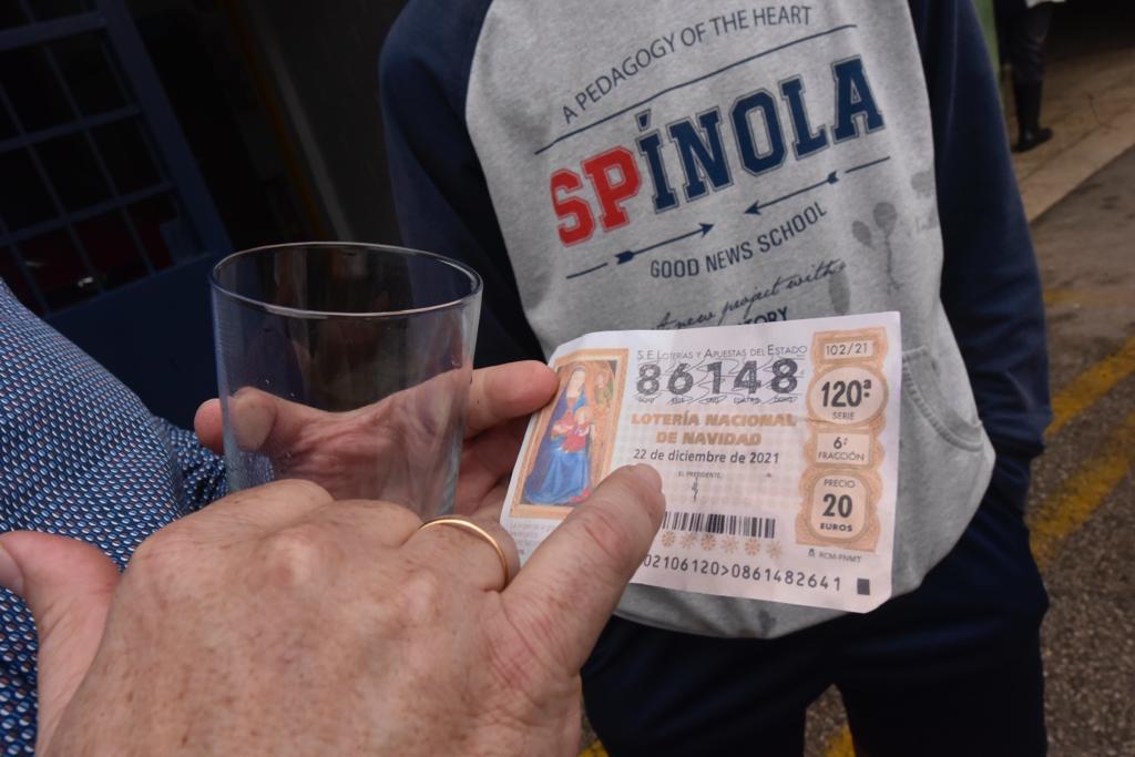 Imágenes de las administraciones y clientes agraciados con algún premio del sorteo extraordinario celebrado este miércoles. El empresario de Fuente Olletas y un amigo adquirieron cuatro décimos del 86.148 durante un viaje de trabajo a Madrid