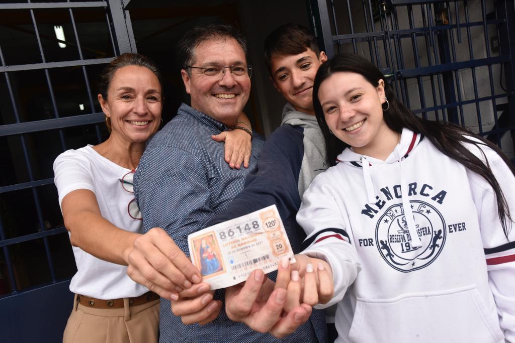 Imágenes de las administraciones y clientes agraciados con algún premio del sorteo extraordinario celebrado este miércoles. El empresario de Fuente Olletas y un amigo adquirieron cuatro décimos del 86.148 durante un viaje de trabajo a Madrid