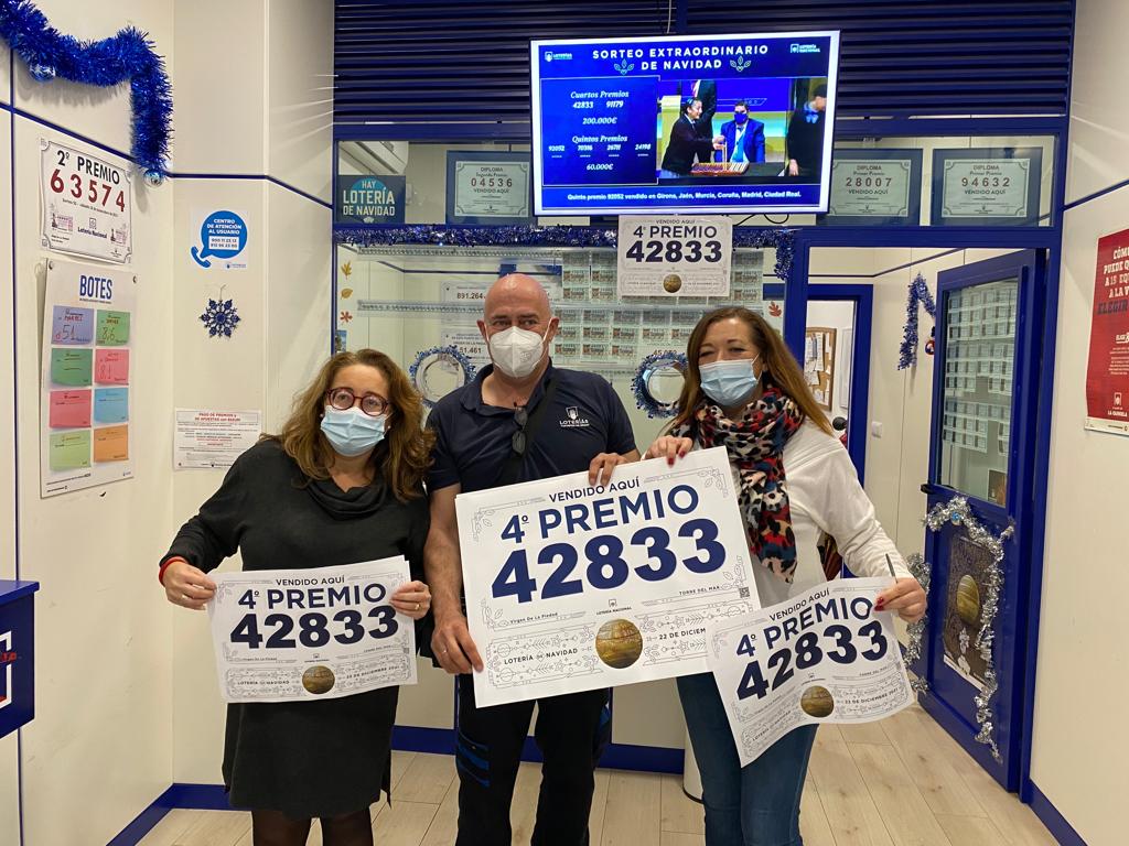 Imágenes de las administraciones y clientes agraciados con algún premio del sorteo extraordinario celebrado este miércoles. En la imagen, la administración de Torre del Mar que ha vendido un cuarto premio.