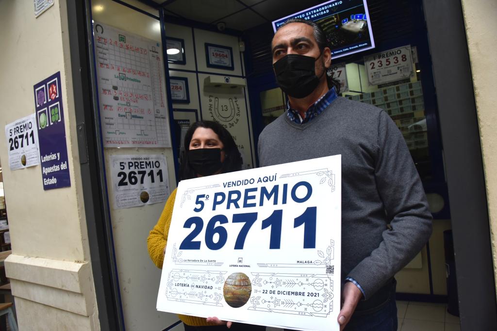 Imágenes de las administraciones y clientes agraciados con algún premio del sorteo extraordinario celebrado este miércoles. En la imagen, la administración malagueña que ha vendido un quinto premio.
