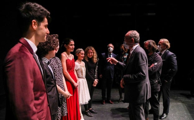 Imagen principal - El alcalde de Málaga, hablando con los jóvenes becados. La bailarina malagueña Irene Estevez. Antonio Peula, tocando el violoncelo.