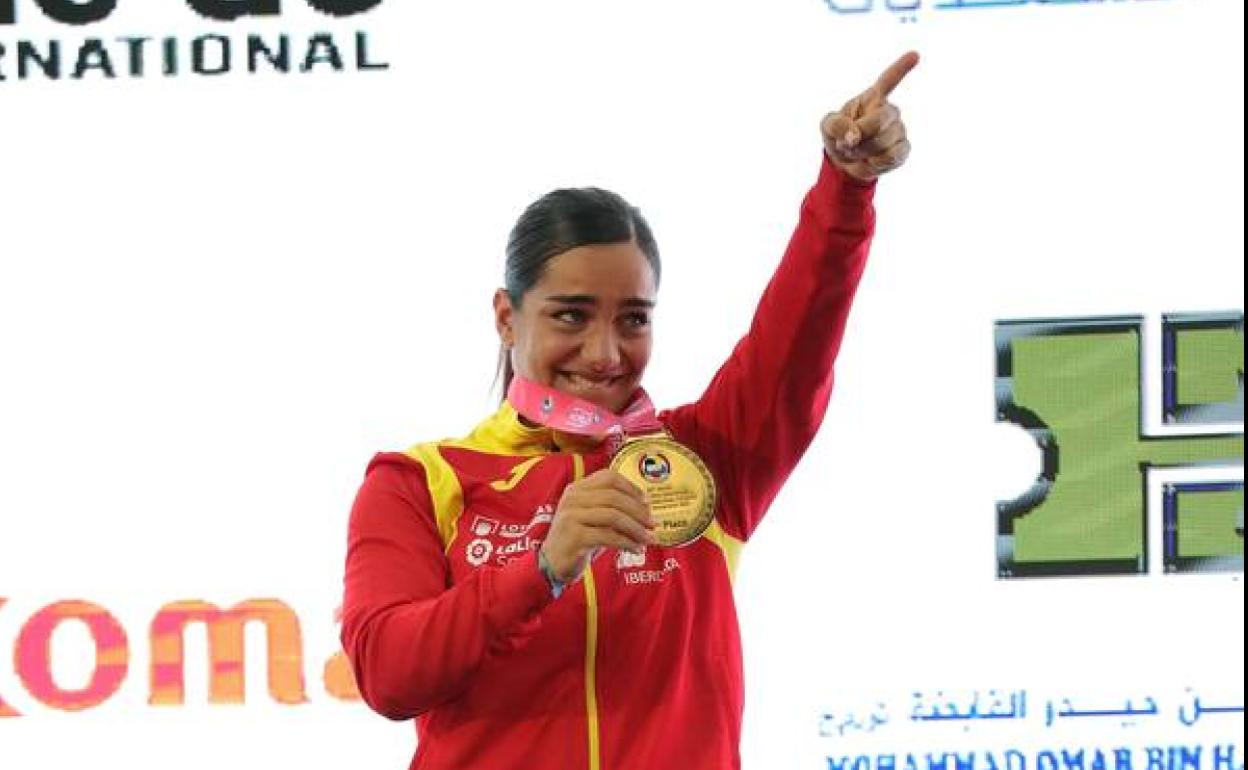 María Torres, en el podio con la medalla de oro. 