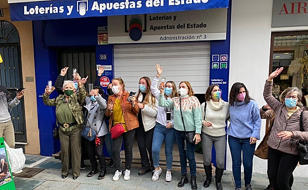Celebración a las puertas de la administración de San Pedro Alcántara.