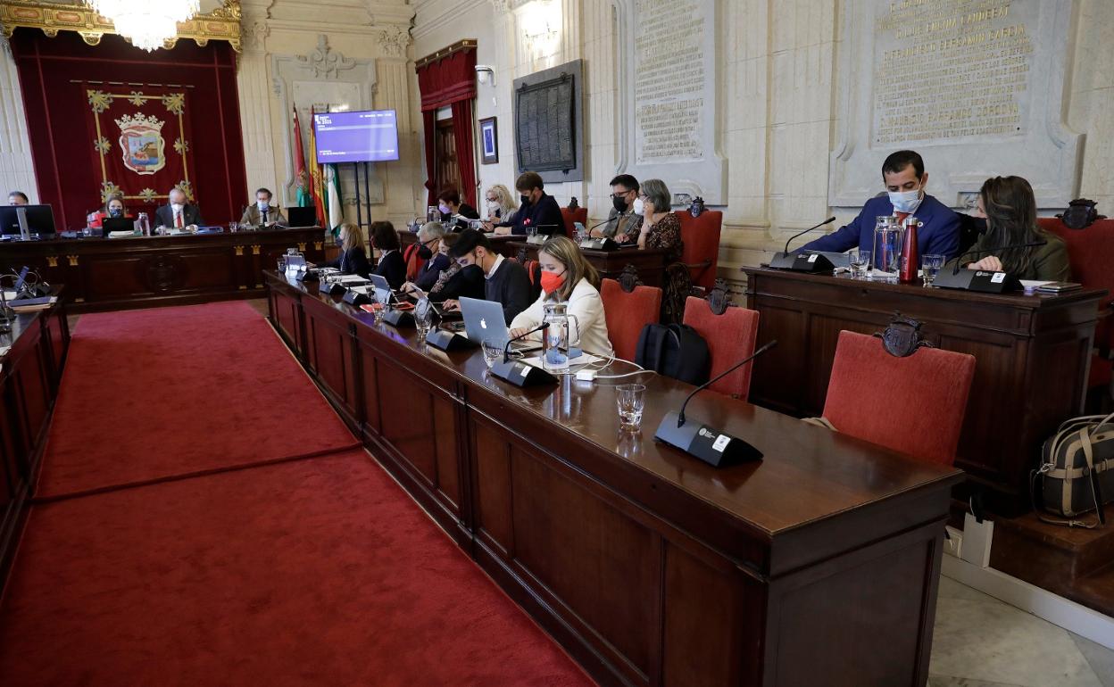 La bancada de la derecha tuvo gestos con Dani Pérez y Mariano Ruiz Araujo, cuyas sillas estaban vacías en la bancada socialista. 