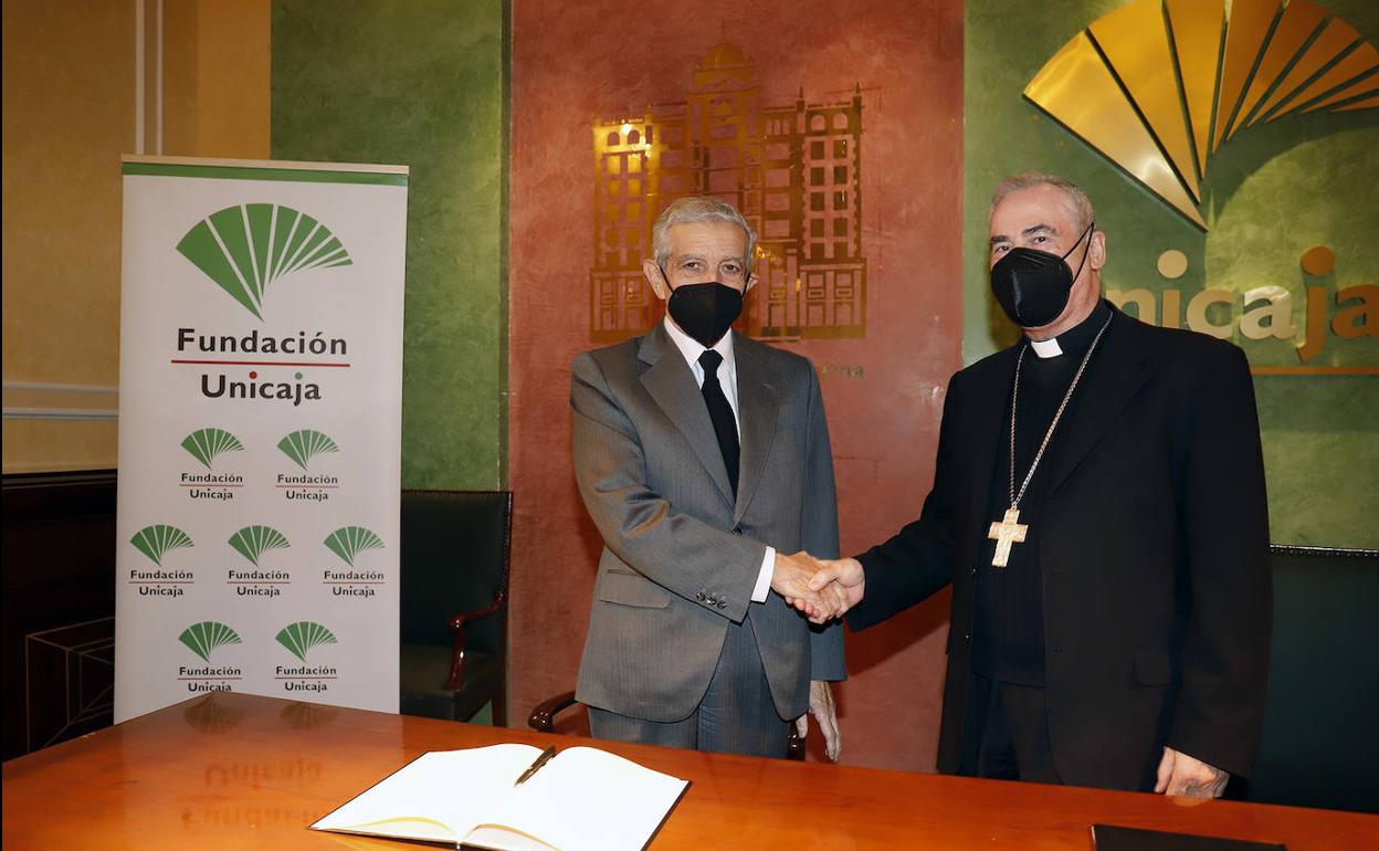 Braulio Medel y Jesús Catalá, en la firma de la renovación del acuerdo este jueves. 