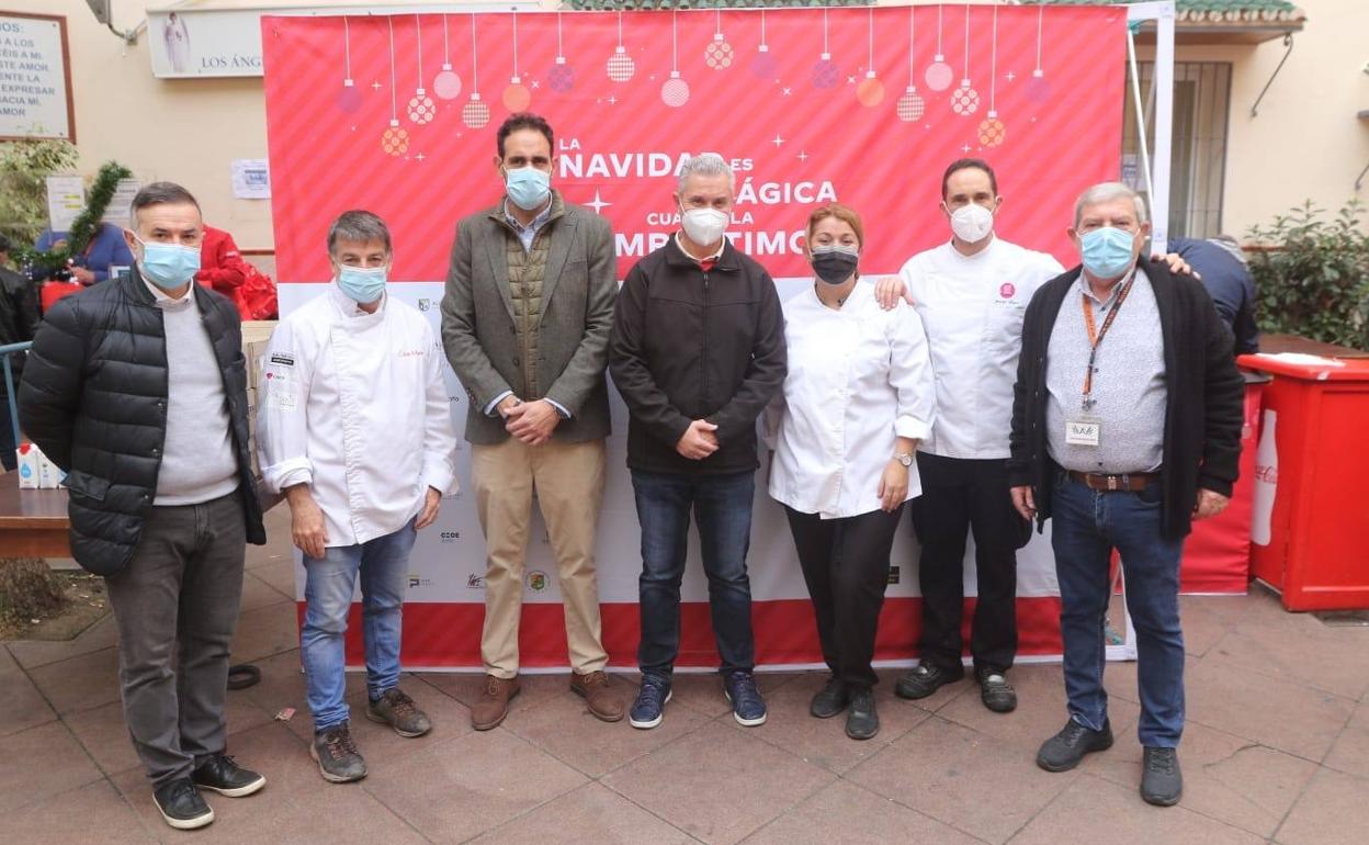 Organizadores y empresarios durante la presentación y el reparto esta mañana. 