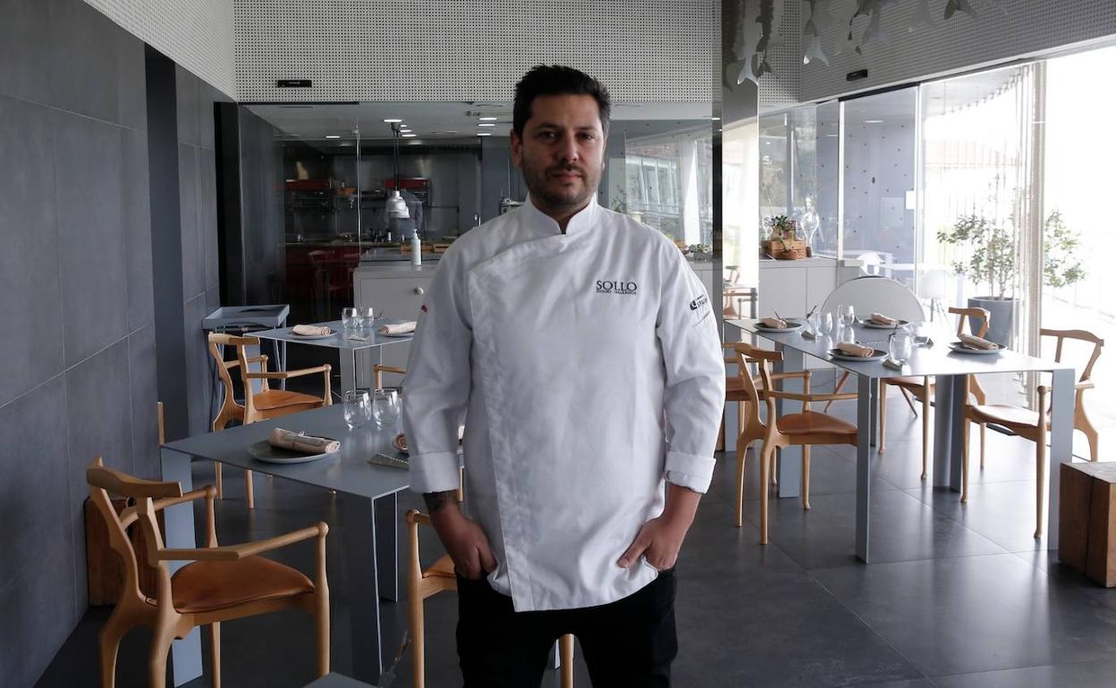 Diego Gallegos, en la sala de su restaurante Sollo.