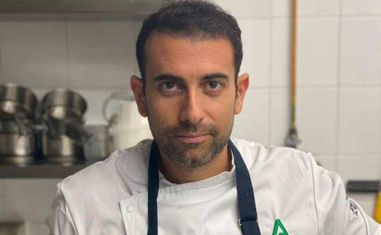 Fernando Villasclaras, en la cocina del restaurante marbellí El Lago.