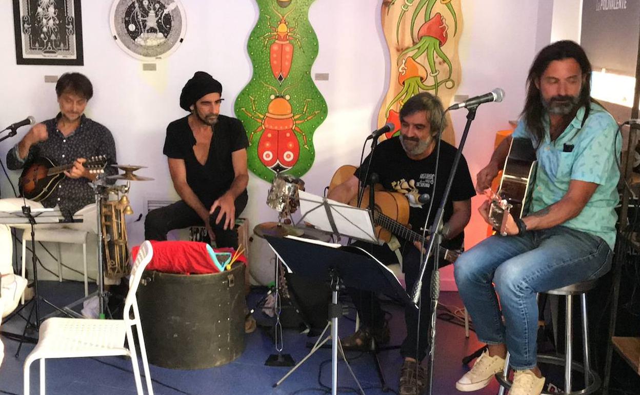 Edu Retamero, Juanma Amador, Ángel Idígoras y Miguel Olmedo, durante su primer concierto en La Polivalente.