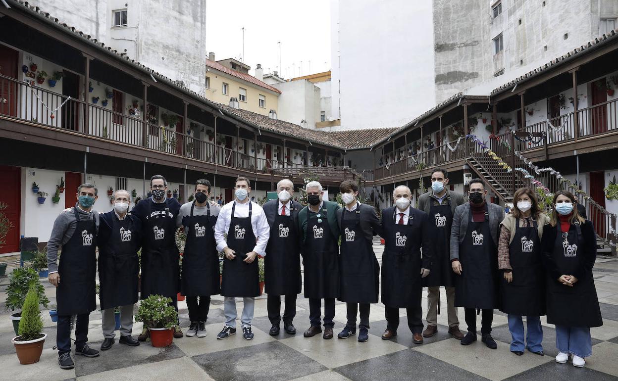 Hosteleros y autoridades, durante la presentación y reparto en el Corralón de Santa Sofía.