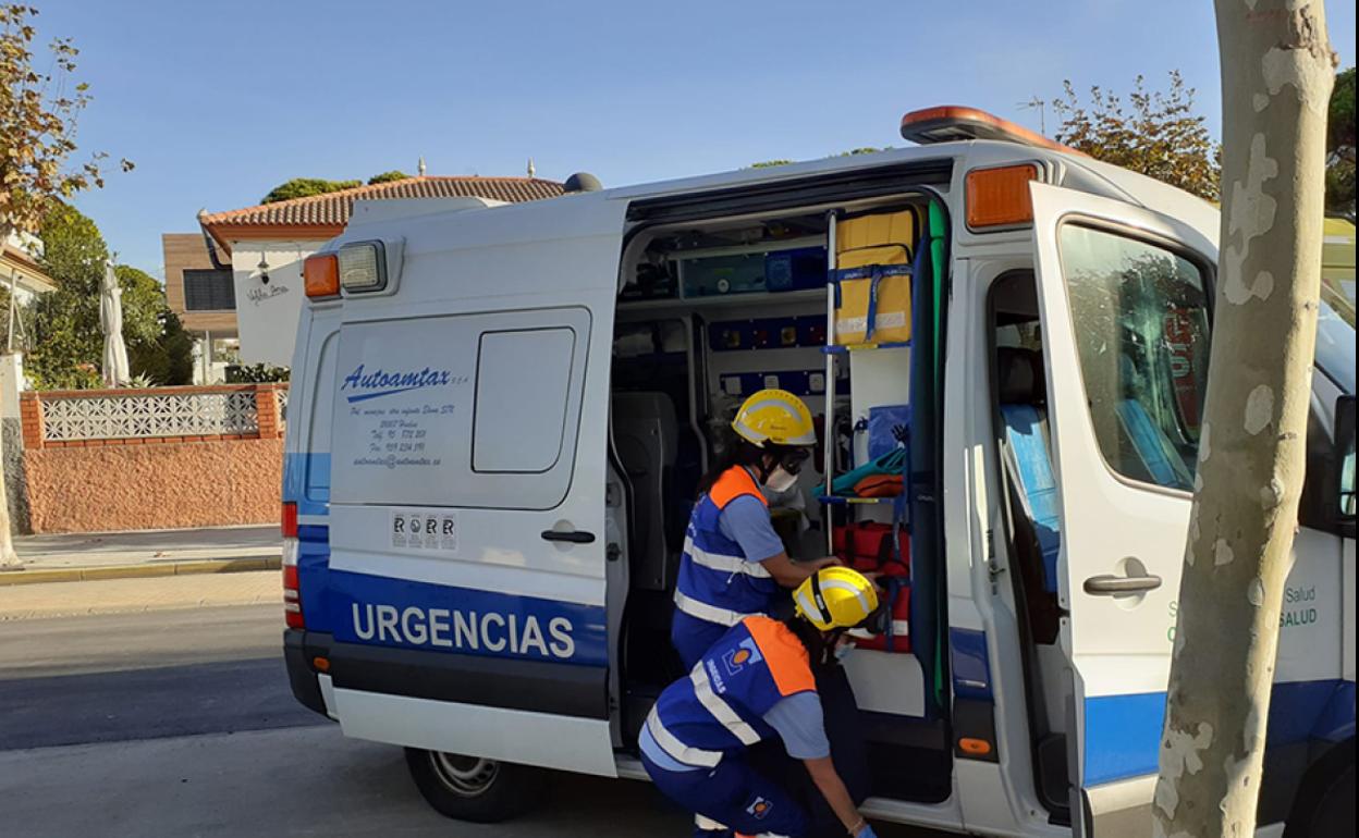 Sanitarios en una imagen de archivo