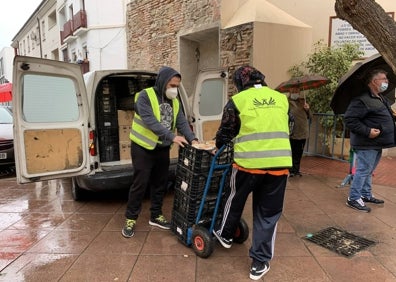 Imagen secundaria 1 - Solidaridad bajo la lluvia: los Ángeles Malagueños de la Noche no fallan en Nochebuena