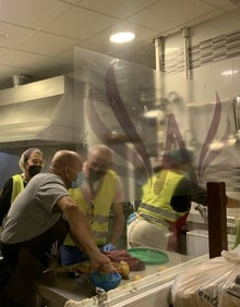 Imagen secundaria 2 - Solidaridad bajo la lluvia: los Ángeles Malagueños de la Noche no fallan en Nochebuena