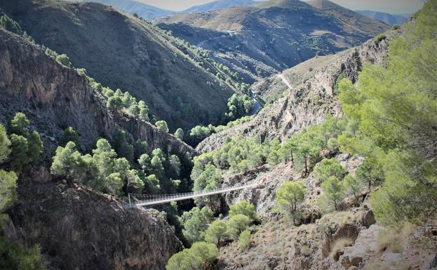 Imagen principal - Puente del Saltillo. Abajo, chivo lechal al horno de leña de La Sociedad y del Bodegón de Juan María.