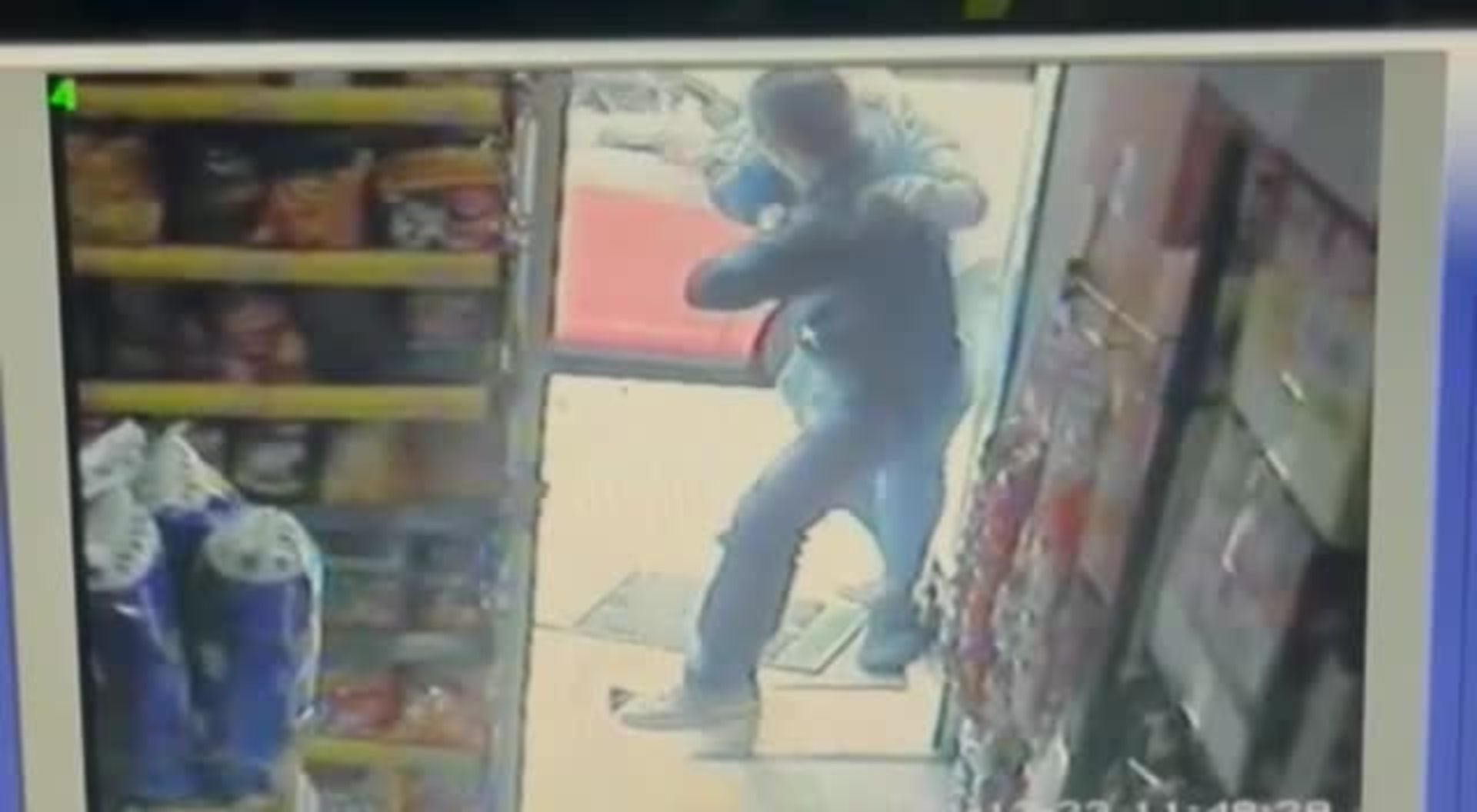 Así fue la pelea en la que un joven arranca parte de un dedo a un tendero chino que impedía que le robara en Las Flores en Málaga