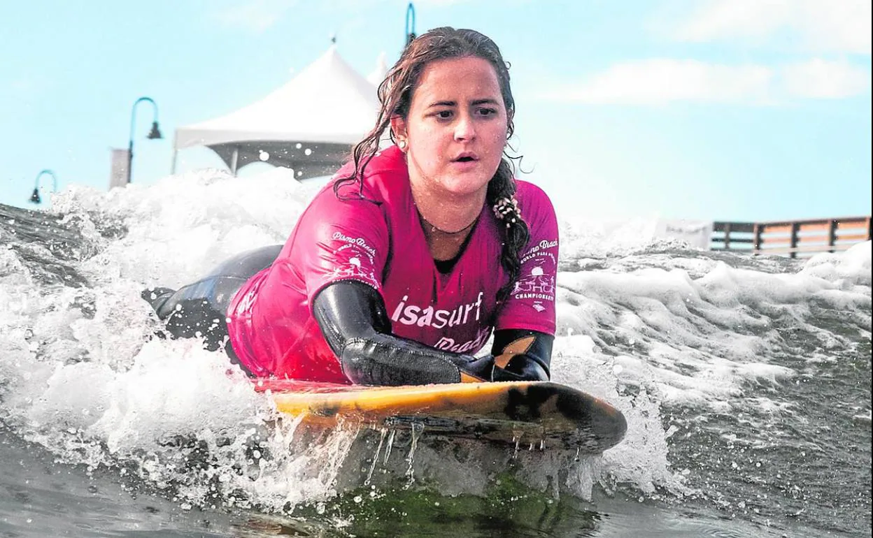 Sarah Almagro, en la competición mundial de surf adaptado en Pismo Beach, California. 