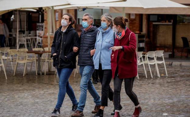 Las mascarillas son obligatorias al aire libre en España salvo en dos casos. 