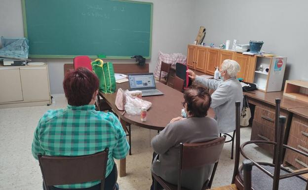 Imagen principal - Más de 200 vecinos de Sierra Bermeja acuden a talleres de salud mental y emocional tras la tragedia del incendio