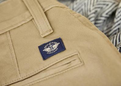 Imagen secundaria 1 - Arriba, la surfista y activista Maud Le Car, imagen de la colección de mujer. Abajo, con su pareja, el también surfero y activista Joan Duru. 