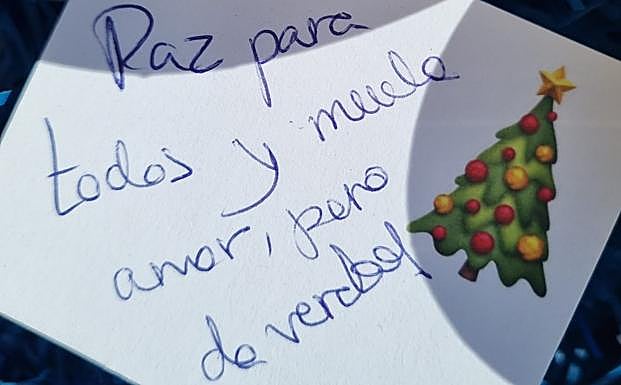 Imagen principal - Algunos de los buenos deseos colgados por malagueños solidarios